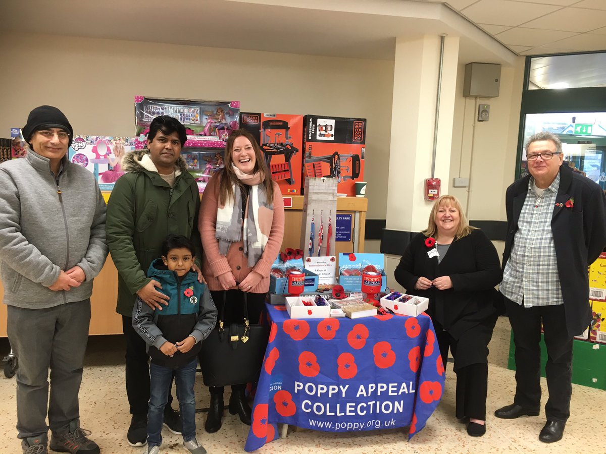 Fareeha786's tweet photo. Great support for the #AMEAPoppyCollection today in #Heckmondwike @HeckyPlayers @HeckGrammar @HeckmondwikeFB @Bashiruddin0986 @paama_uk @islam_et_media @AMEA_WF @AMEA_WF @AmeaRegion @AMEA_Slough @amea_islamabad @Zoya_o1 @yasmaths @Mum4TeamEdwards https://t.co/LxqhHWITYJ