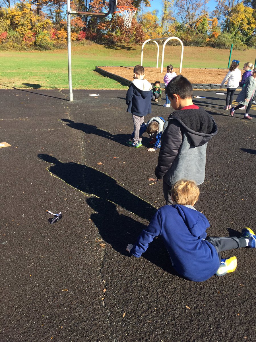 MrsSchaeferRm1's tweet photo. Budding scientists studying their shadows to learn about the Sun. https://t.co/F5Bhp3TynA