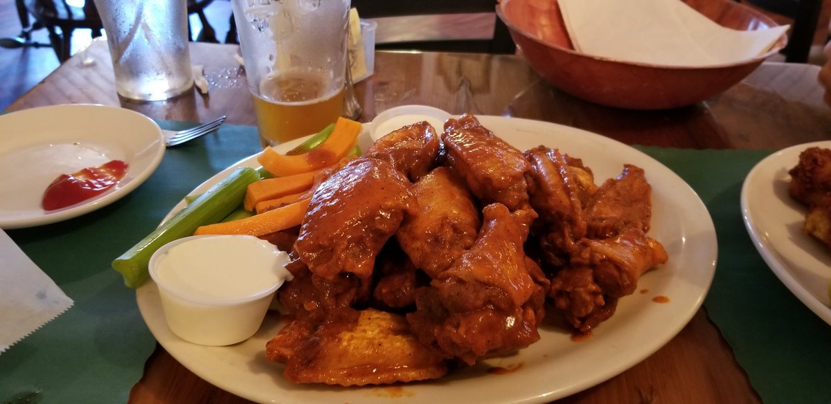BuffaloWingWear's tweet image. #CheerMeUpIn5WordsOrLess Free wings and chicken wings 🍗🤩