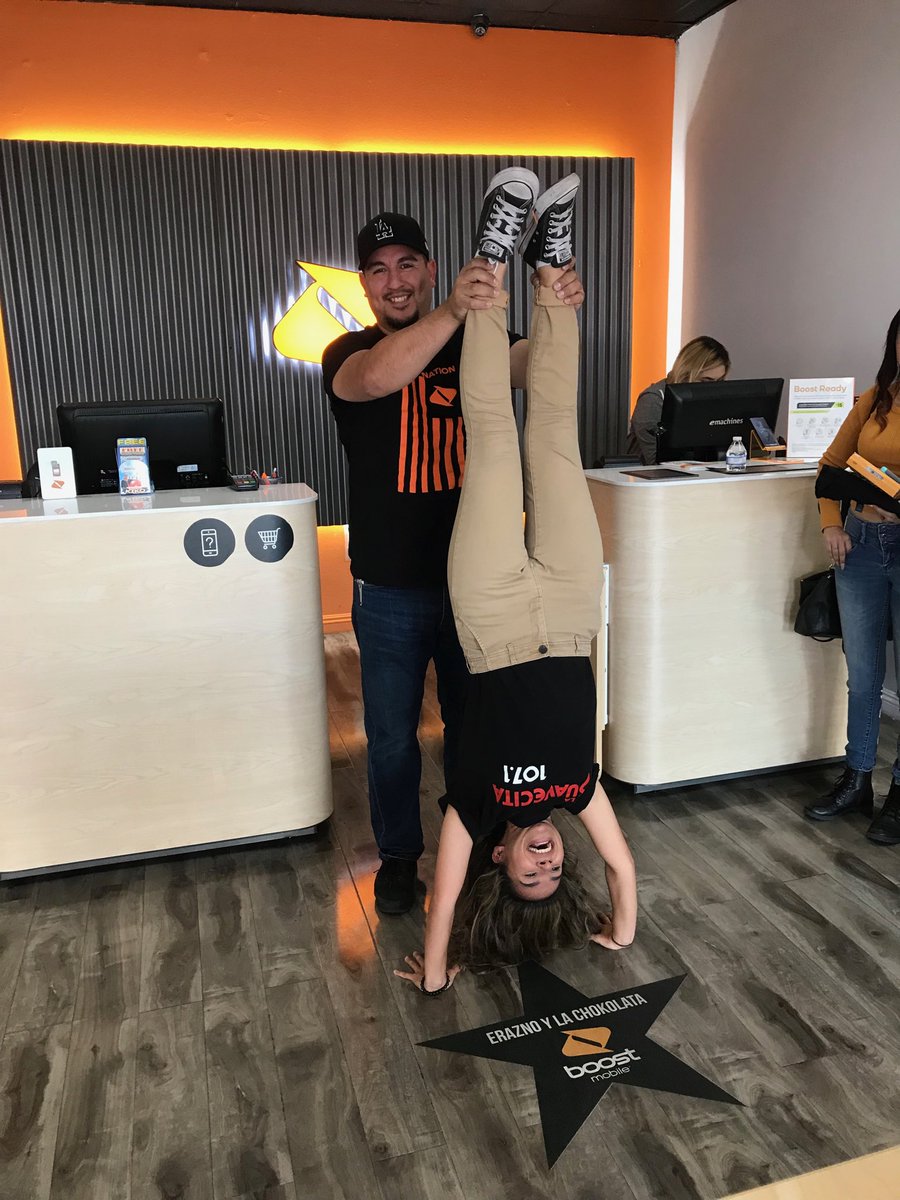 Love the teamwork! Customers getting creative for their Erazno Pics.⁦@VIDAL_SPG⁩ ⁦<a href="/Jenhustle976/">Jen Villalobos</a>⁩ ⁦<a href="/dahlquist/">dahlquist</a>⁩ ⁦<a href="/marceco_rick/">Rick Cardenas</a>⁩ ⁦@LM_Pigeon⁩