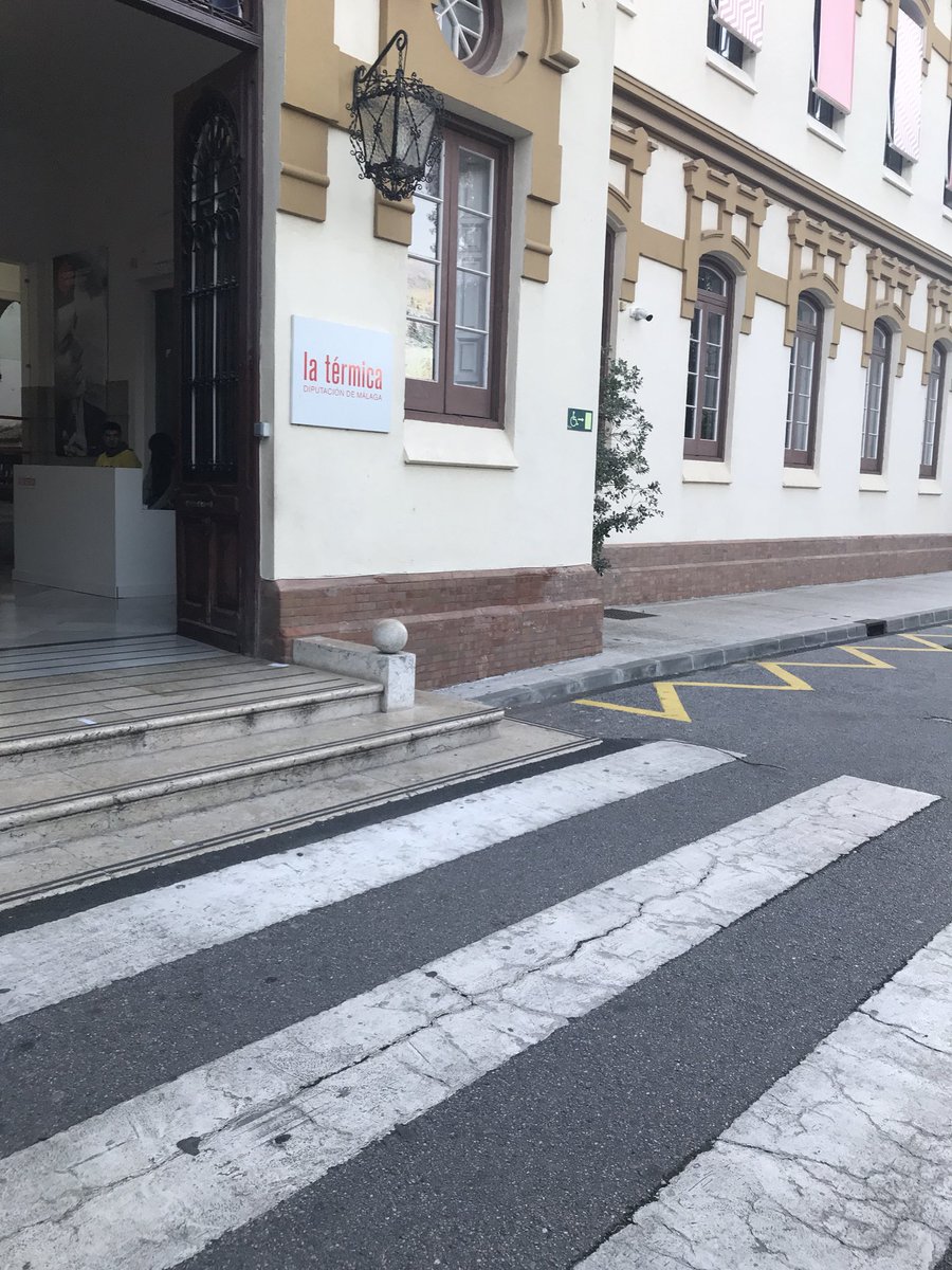 Haciendo hueco para que pueda aparcar el #CochedelosCazafantasmas ¿te lo vas a perder? Hasta ellos han sacado un hueco para venir a vernos #ghostbuster #Malaga @latermicamlg