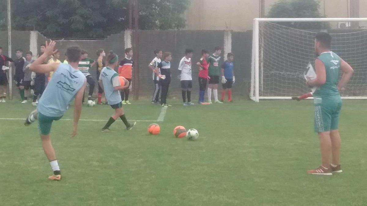 Cab_Infantiles's tweet photo. Ayer se realizo una prueba abierta para arqueros de Fútbol Infantil, con la asistencia de más de 45 arqueros que fueron evaluados bajo la mirada del Coordinador @MatiasCarnival, Cuerpo Técnico y la colaboración de los arqueros juveniles de #Banfield 🙌⚽️🥅🇳🇬 https://t.co/6wYCVcJjon