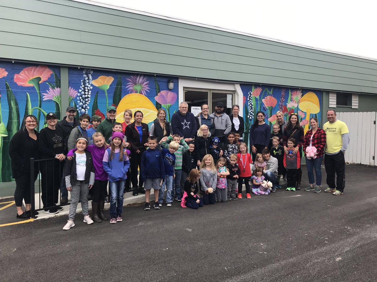 ammedavis19's tweet photo. Kindergarten representing at the @FORES_PTO Give Back at Hill Country Family Services! @BoerneISD @FairOaksRanchES #communityservice #foresgivesback https://t.co/UrQyzsut1t