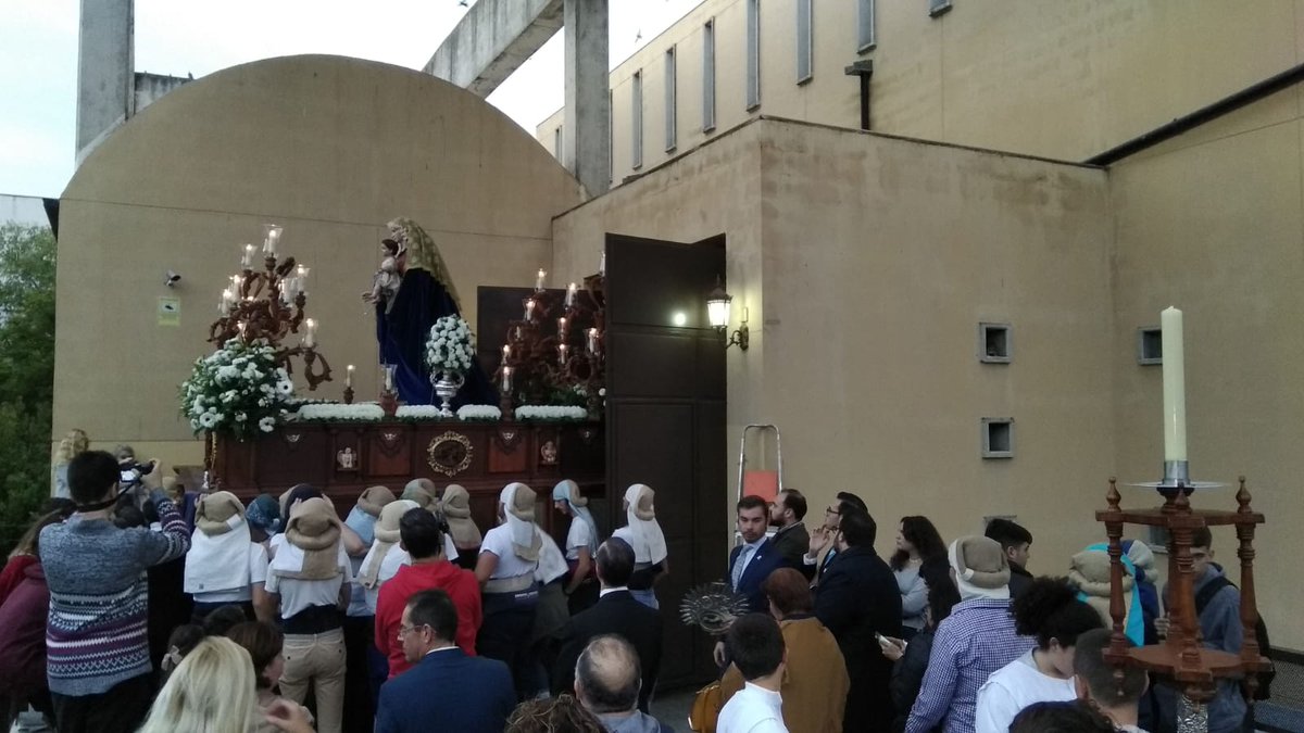 SEVILLA | En Pino Montano, sale la Virgen del Rosario a recorrer las calles de la feligresía de @Par_SFcoAsisSev a los sones de @UMHispalense #TDSCofrade #GloriasSevilla18 #GloriasCdE18