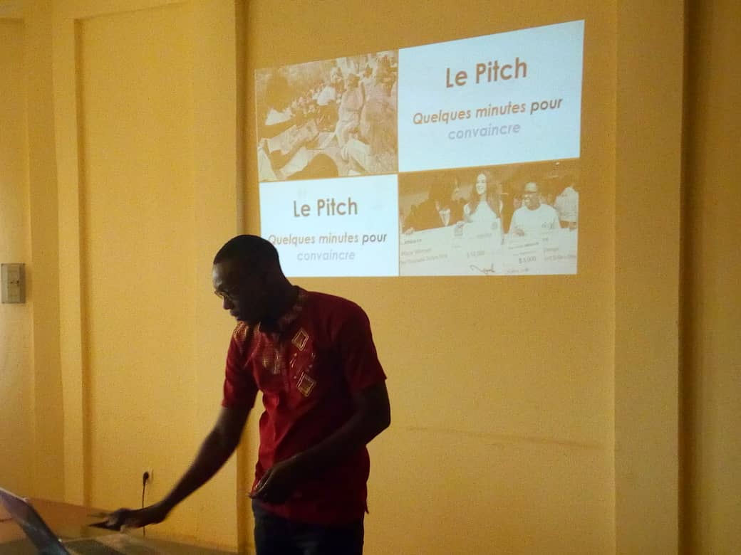 eTakaraNiger's tweet image. &apos;&apos; Comment bien pitcher ? &quot; tel est le thème de la formation ce matin à #Niamey. 
Vivez en images le 5ème et dernier jour des formations. 
Courage et bonne chance à nos jeunes candidats 💪
#Digital4Dev 
Cc @AnsiNiger @MDE_Niger @Cipmen @cabinetPMNiger @Banquemondiale @arcep