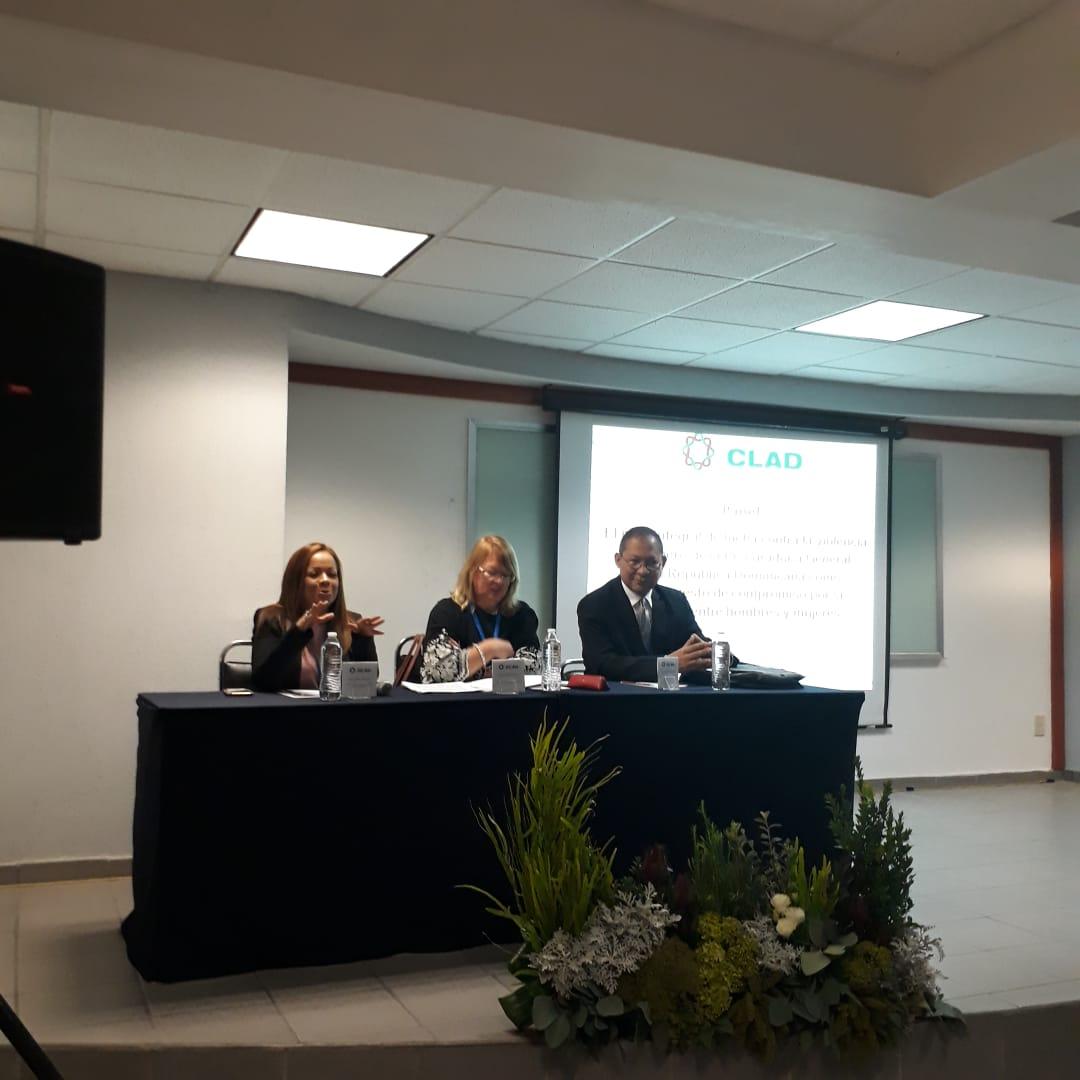 sonia_chirinos's tweet photo. Clausura #CLAD2018. Dra Liliana Caballero, #PGRColombia destacó participación #MinisterioMujerRD y exposición del plan de #luchacontralaVG de #PGRRD Primera vez que se abordan los temas en el CLAD.
Ha sido un proceso no fácil. Pero valió la pena
#PARAPII
#UNIÓNEUROPEARD https://t.co/yxf1EQHrV2