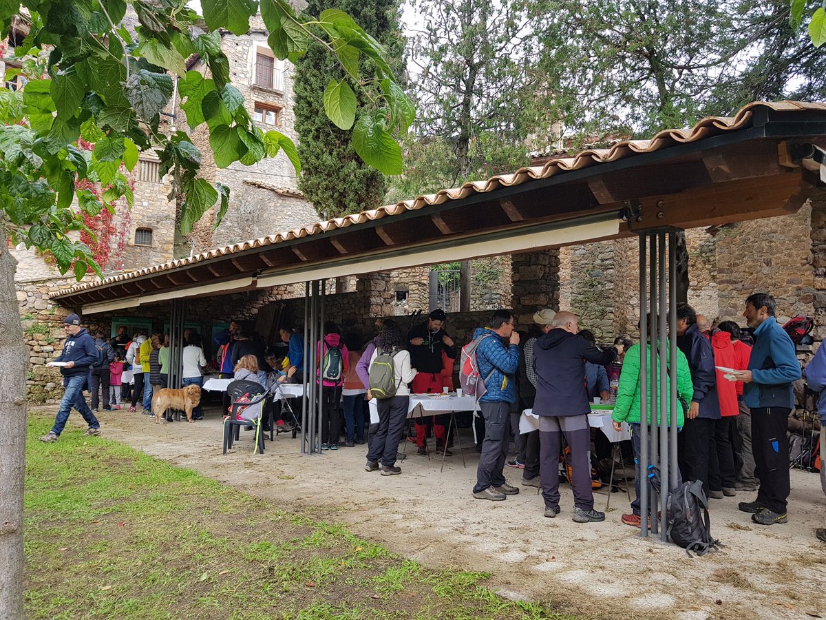 AtgPallars's tweet photo. Caminada de Salàs a Rivert i esmorzar amb #corderdelpallars , coques i pans de forn Gallart, oli de @CalPortale i vi d @El_Vinyer i @VilaCorona Un paisatge espectacular, bona companyia i els millors productes! #C❤RD🐑V🍷 https://t.co/5SVysvNI6I
