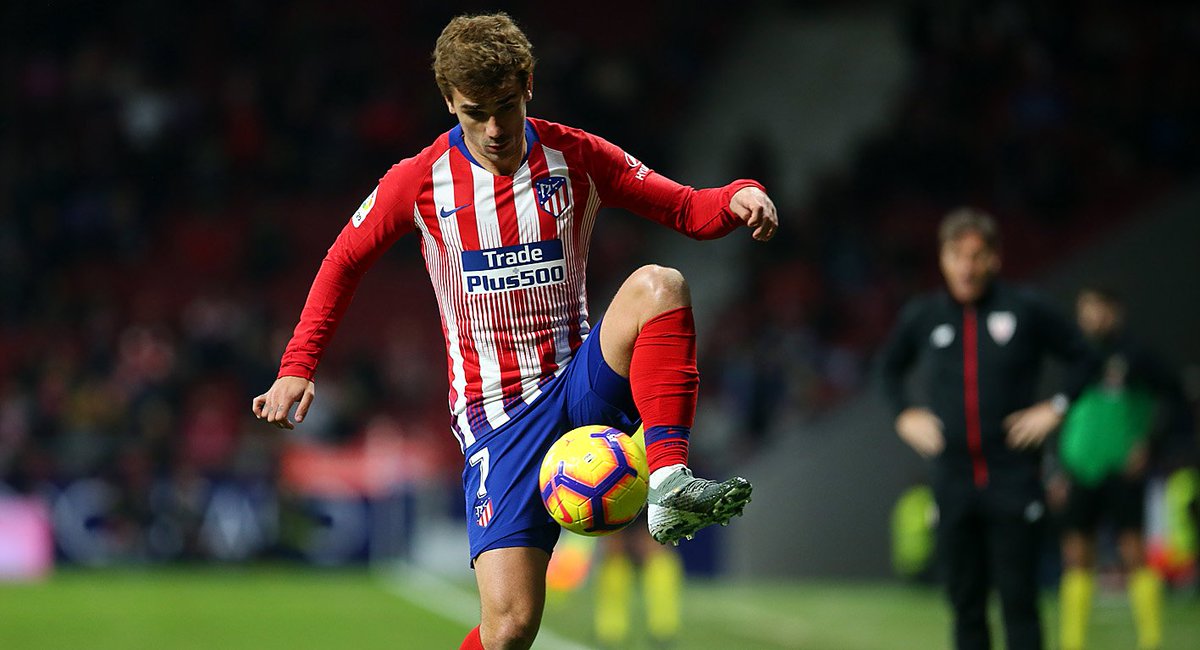 Griezmann controla un balón en la banda (Foto: ATM).