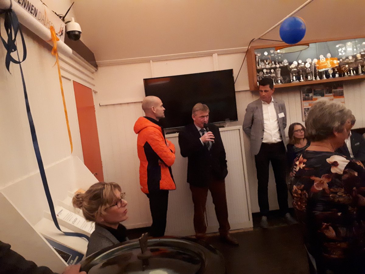 50 jaar @IJsclubStokvisdennen, waar ik mijn sportieve leven begon, waar ik bestuurervaring opdeed, waar ik raak mocht organiseren. Prachtige club met grote namen. Hier ISU voorzitter Jan Dijkema samen met Erben