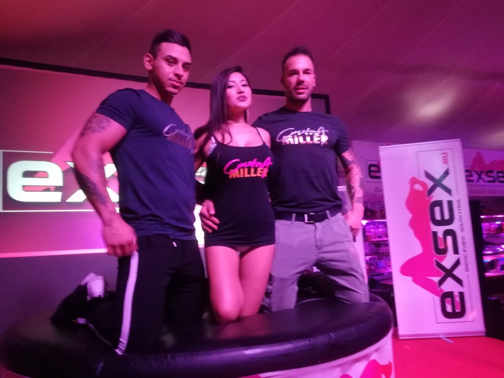 crismillerxxx's tweet photo. #millerAddiction #TEAMmiller @eroticevent #cristinaMiller en salon erotico #merano #Italia @bartholetphilip @DamasHermosas @babesreal__ @SelfiesFamosas @HotAdultModels @hottychix @timjack122 @latinas_69 @BoobsPics https://t.co/LylxWcACrB