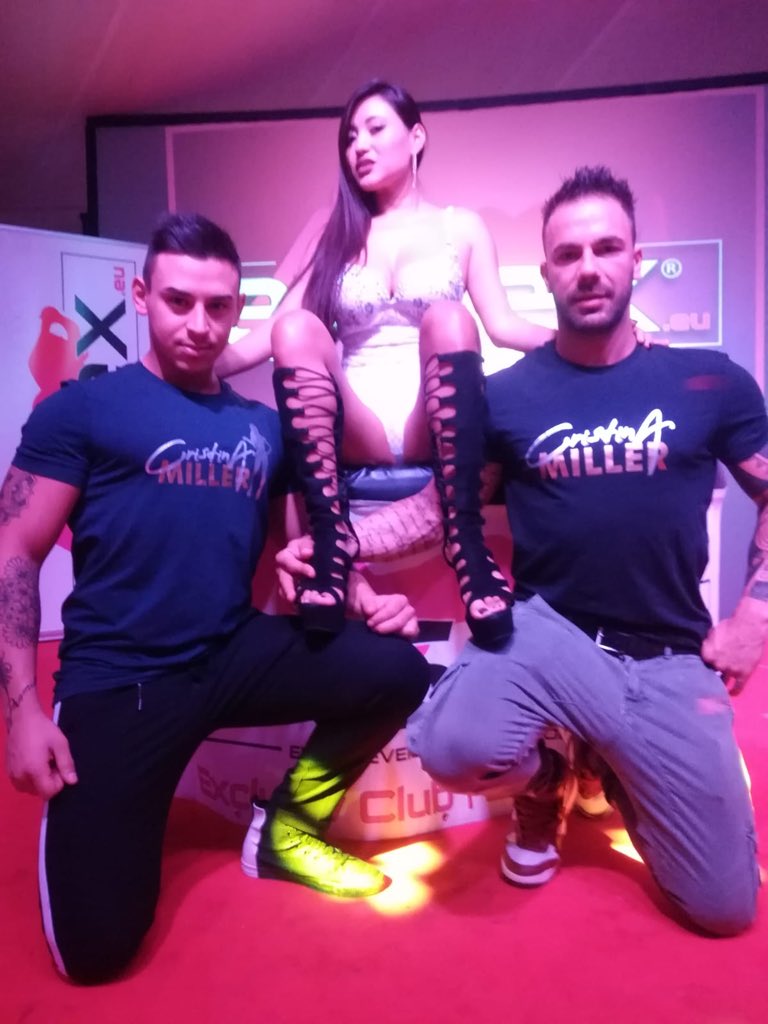 crismillerxxx's tweet photo. #millerAddiction #TEAMmiller @eroticevent #cristinaMiller en salon erotico #merano #Italia @bartholetphilip @DamasHermosas @babesreal__ @SelfiesFamosas @HotAdultModels @hottychix @timjack122 @latinas_69 @BoobsPics https://t.co/LylxWcACrB