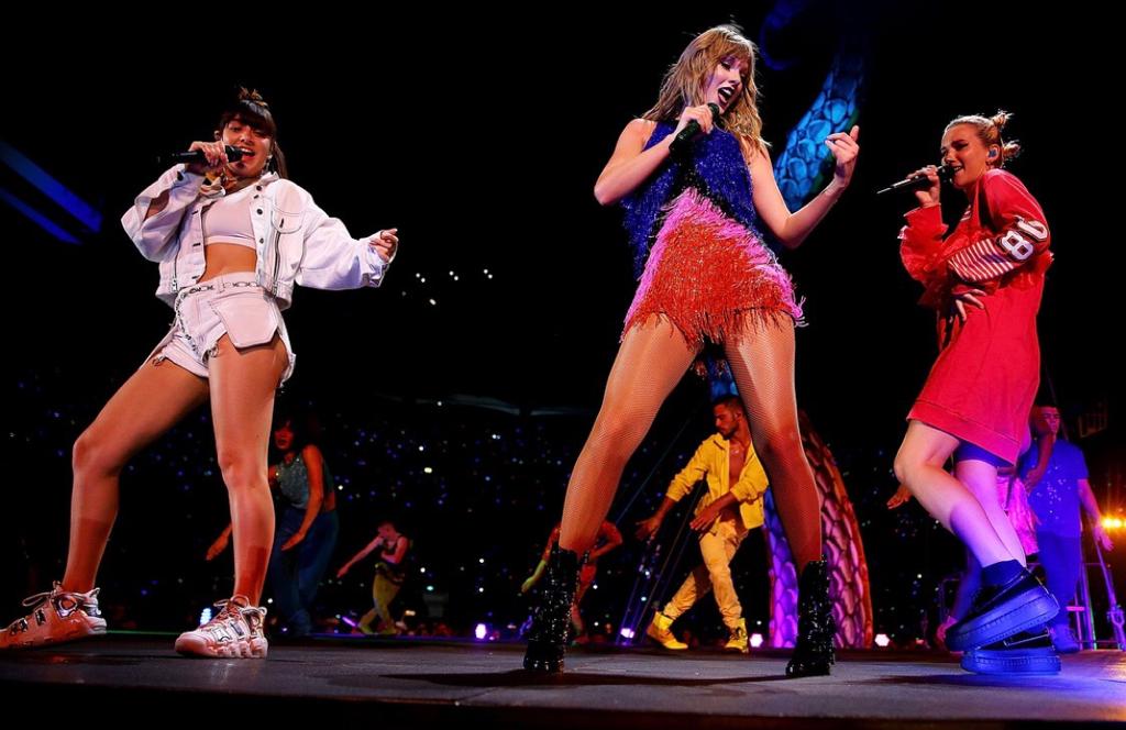 charli_xcx's tweet image. 💘 SHOUT OUT @TAYLORSWIFT13 &amp;amp; @BROODSMUSIC 💘 THIS WAS FUN AND I LOVE U BOTH! 💘