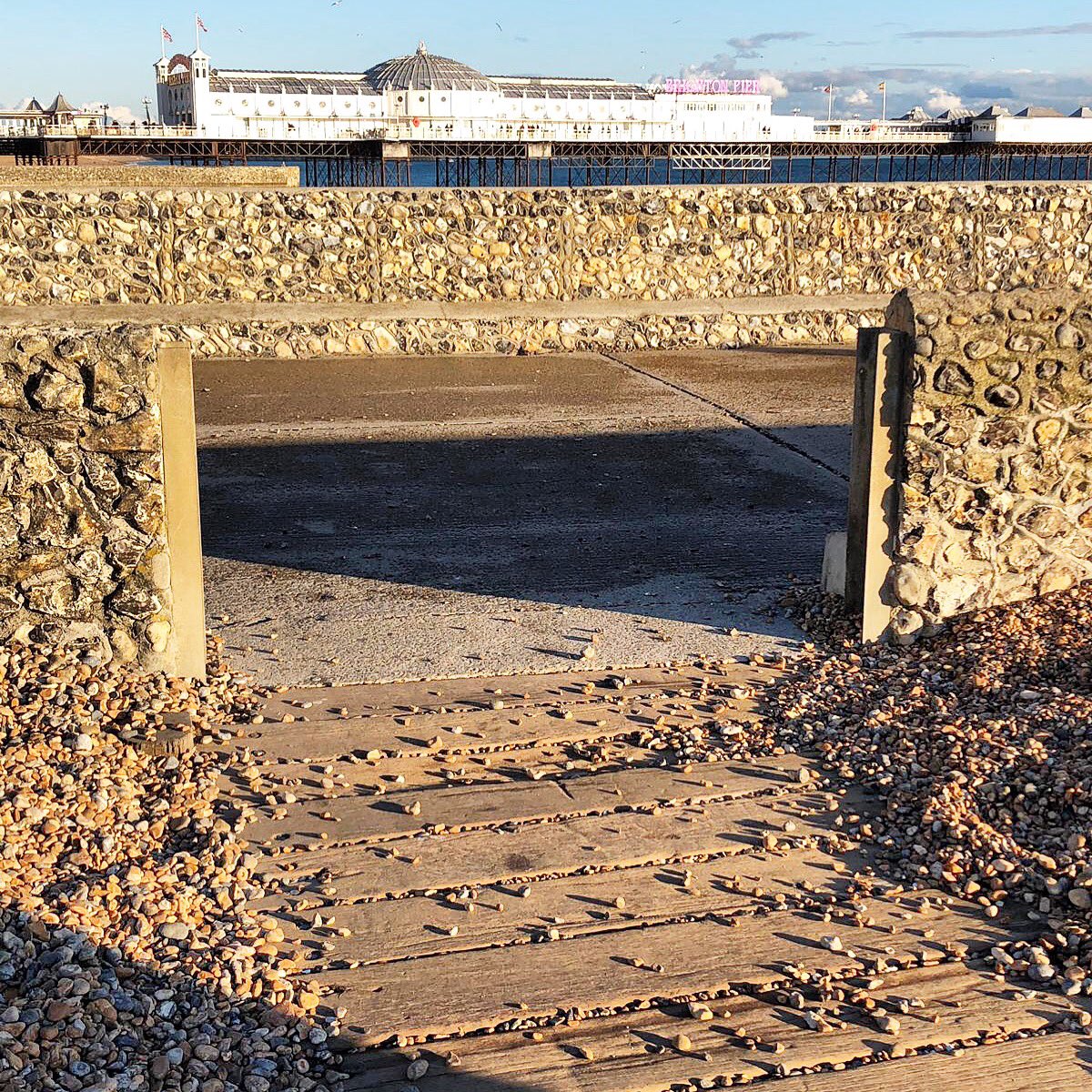 Did the wind and rain blow this bit of the wall out?! 😯☔️
#Brighton #BrightonStreets #Brightonian #BrightonAndHove #BrightonGram #PalacePier #Pebbles #ThisIsBrighton #BrightonRocks #EastSussex #Sussex #BrightonEveryDay