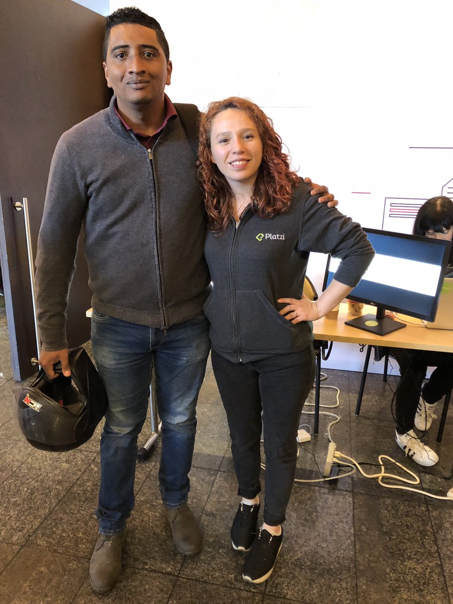 andyvzcode's tweet image. #PlatziConf @anncode @PeikyColombia 😎😎