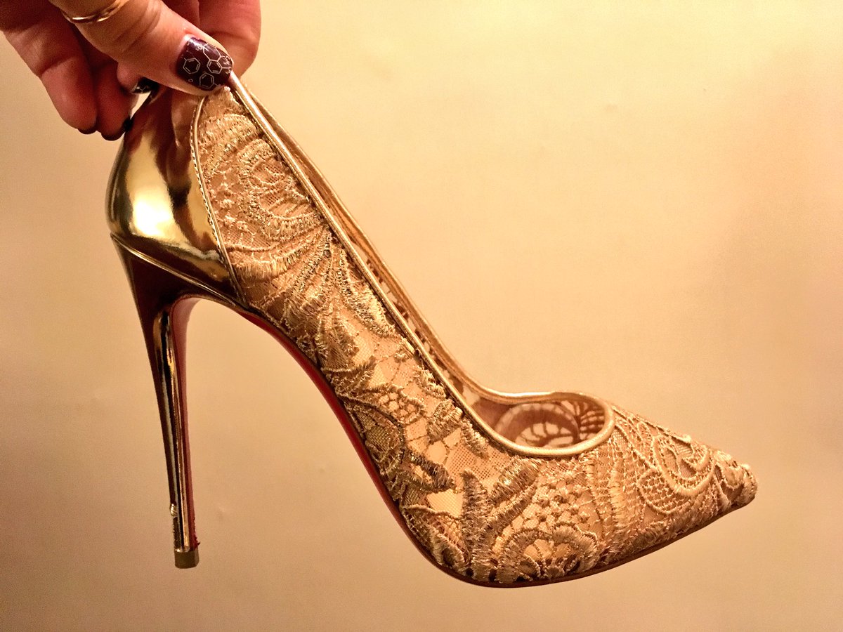 FunSizeSuze's tweet photo. Any day I get to wear these babies is a good day 💕 (Mystery alicorn still attached, because why not?!) #ShoeChat @LouboutinWorld Amazing dinner at #ThreeSixtyThree at @TheOberoiGrand. Thanks to Sabrina and Aditya for looking after us so well! #PayrisesPlease! https://t.co/zdWoxlLFn3