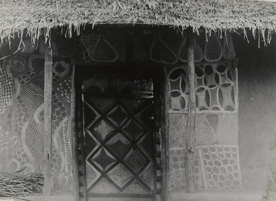 An entrance in a compound in Nimo, p.d. Anambra State. Photographed by Northcote Thomas, 1910-11.