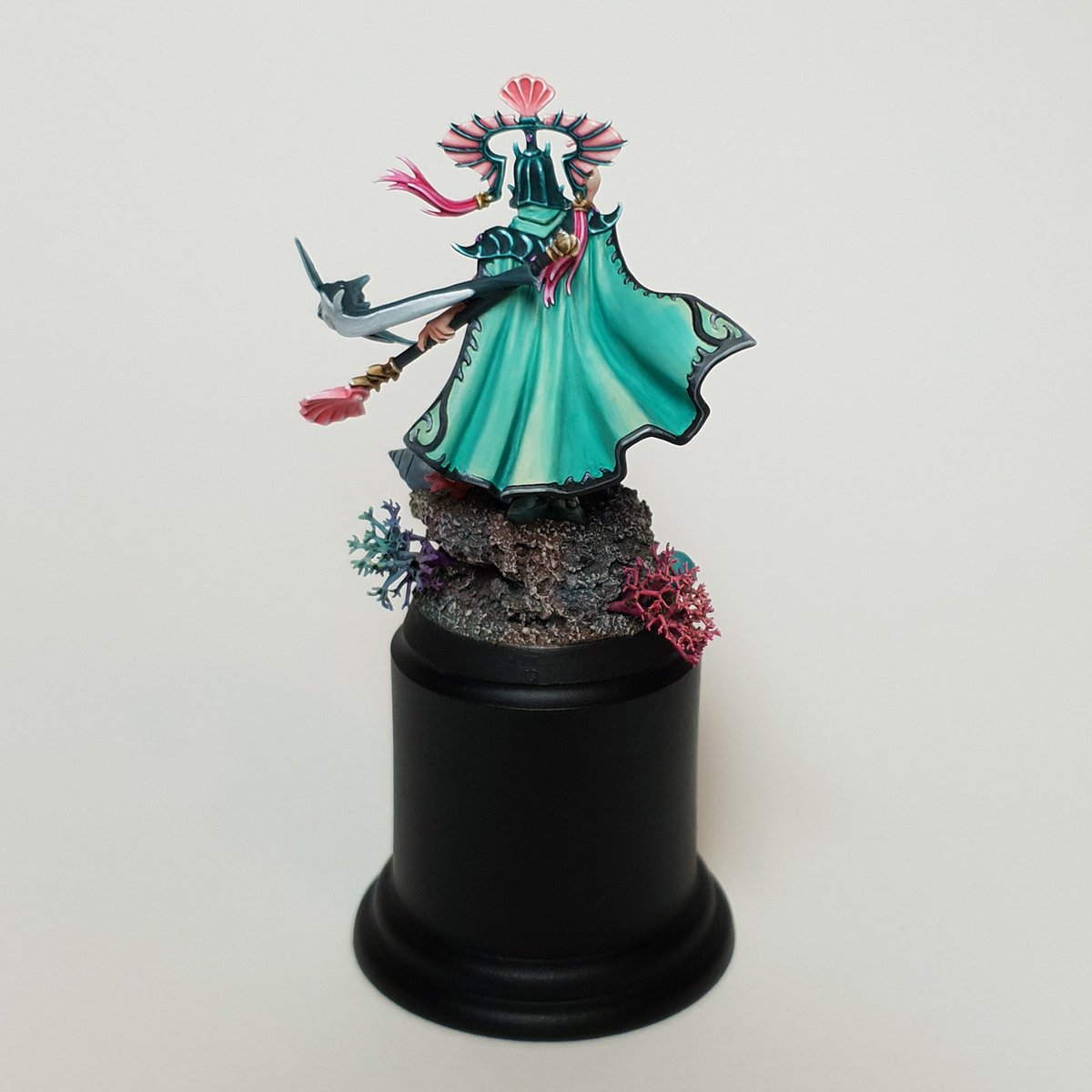 TerryPike84's tweet photo. So I never got round to putting up pics of my Tidecaster, so here she is! Was a difficult model to photograph as the cloak changes hue easily when captured. She also picked up a finalist at Golden Demon! #miniatures #miniaturepainting #Deepkin #Tidecaster #PaintingWarhammer https://t.co/u2sECGc4lD