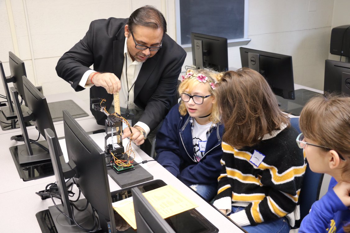 WidenerUniv's tweet image. #WidenerEngineering’s robotics workshop yesterday taught local high school students the principles and operational skills used in #robotics #engineering 📷 bit.ly/2z4xWE1