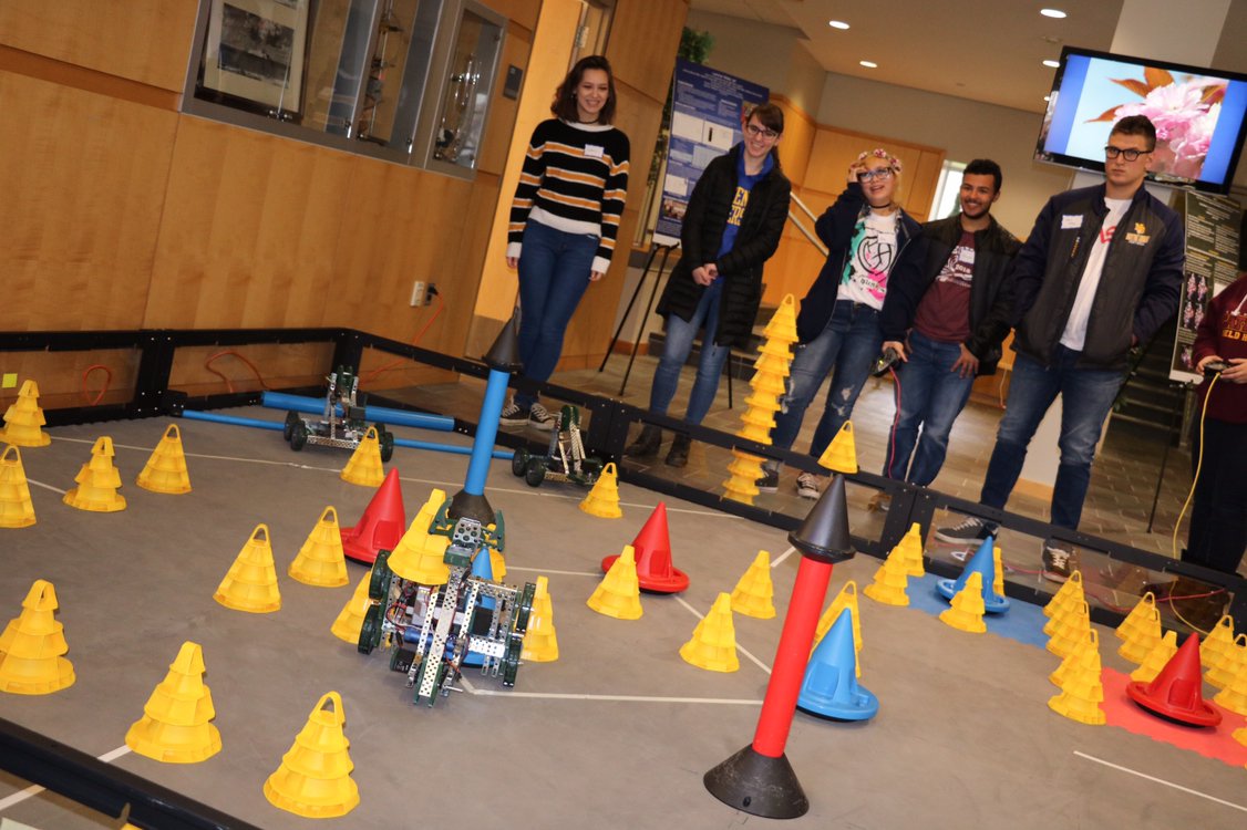 WidenerUniv's tweet image. #WidenerEngineering’s robotics workshop yesterday taught local high school students the principles and operational skills used in #robotics #engineering 📷 bit.ly/2z4xWE1