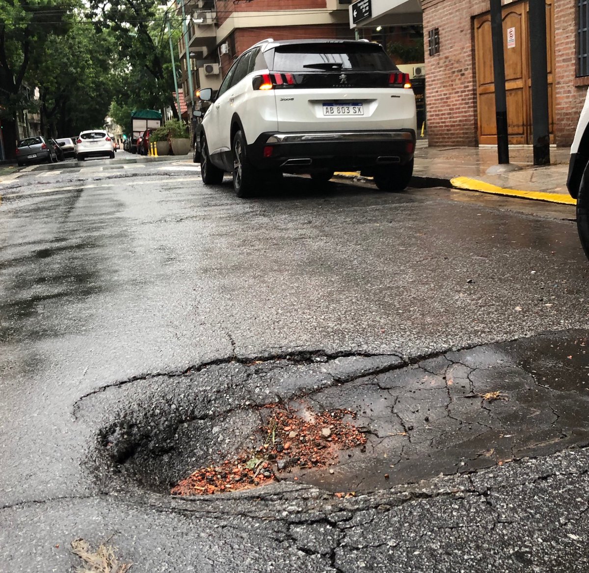 MatiasAntico's tweet image. Che ⁦@horaciorlarreta⁩ acabo de romper el tren delantero del auto en este pocito (A. de Figueroa y Potosí). Dame el teléfono del inepto a cargo que le paso la factura del arreglo y de paso lo mando a la rec de su m. Gracias.