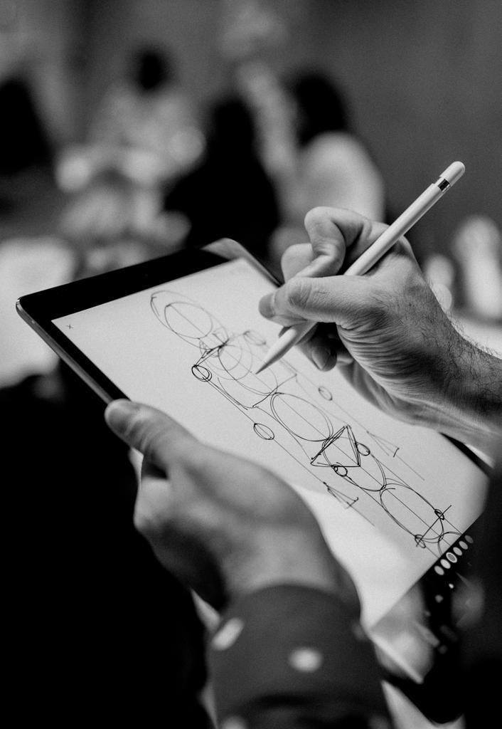 mauroalex's tweet photo. Teaching people how to draw in the @being_visual workshop at Josephs.
#iPadpro #ApplePencil #VisualThinking #beingvisual https://t.co/avR599XFCd