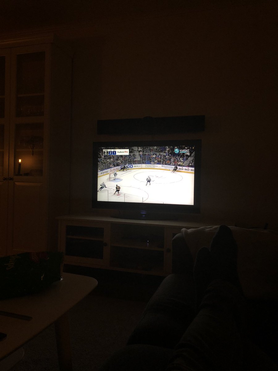 palmestedt's tweet image. Rasmus Dahlin, 18 och Elias Pettersson, 19. Spelar med/mot vuxna hockeyspelare i NHL och sköter det inihelvete bra. Fruktansvärt talangfulla spelare!