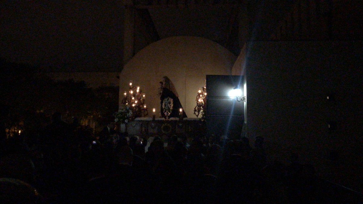 [#GloriasNS] La virgen del Rosario de Pino Montano finaliza su salida procesional con la entrada en la @Par_SFcoAsisSev #TDSCofrade 📷 @hglt1998