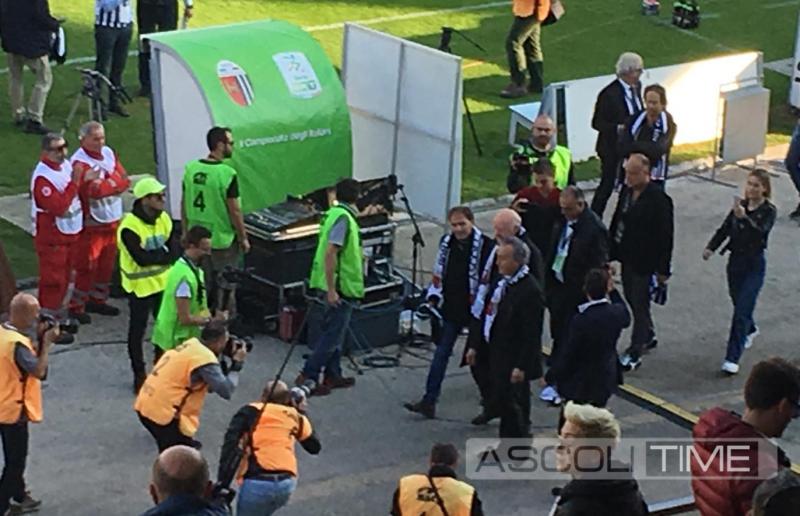 PicenoTime's tweet photo. VIDEO Ascoli-Padova 2-3, tutto lo stadio ''Del Duca'' in piedi per il ritorno di Carlo Mazzone https://t.co/CVlNQR81dK @ascolicalciofc #SerieB @LegaSerieBnews #ASCPAD #AscoliPadova https://t.co/G5mCAKOCAH