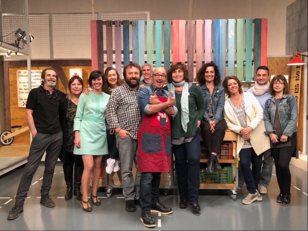 Moltes gràcies a tots els que ens heu acompanyat durant tants anys! Ha estat fantàstic saber que estàveu allà, mirant-nos...i sopant una mica més tard per culpa nostra! Tornarem a trobar-nos, segur!