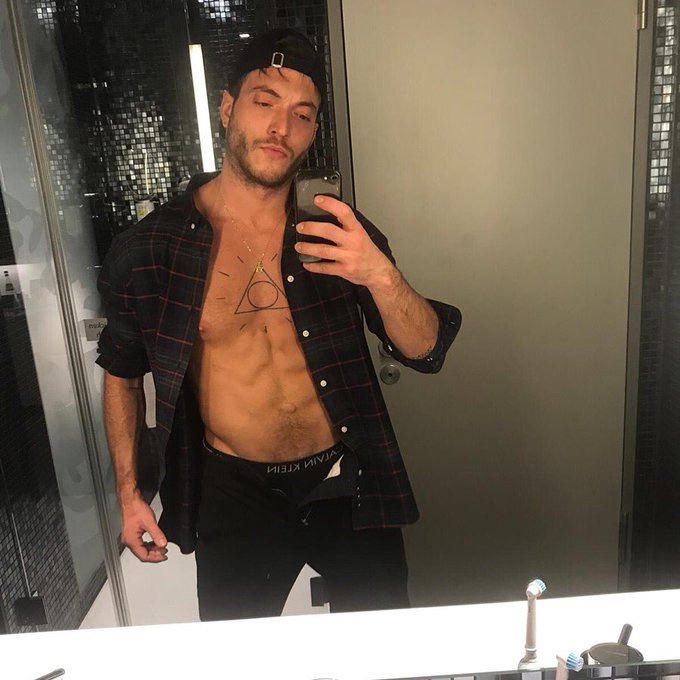 Have a nice weekend ?#weekend #gay #abs #selfie https://t.co/r1ryT3oGKV