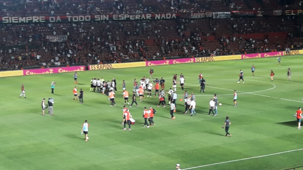 TitiFigueroaa's tweet photo. #Superliga | Final del partido en el cementerio de los elefantes! #Colon1 #Estudiantes1 con goles de Correa y Fernández @PasionFutbol860 https://t.co/IfpwO4JCBq