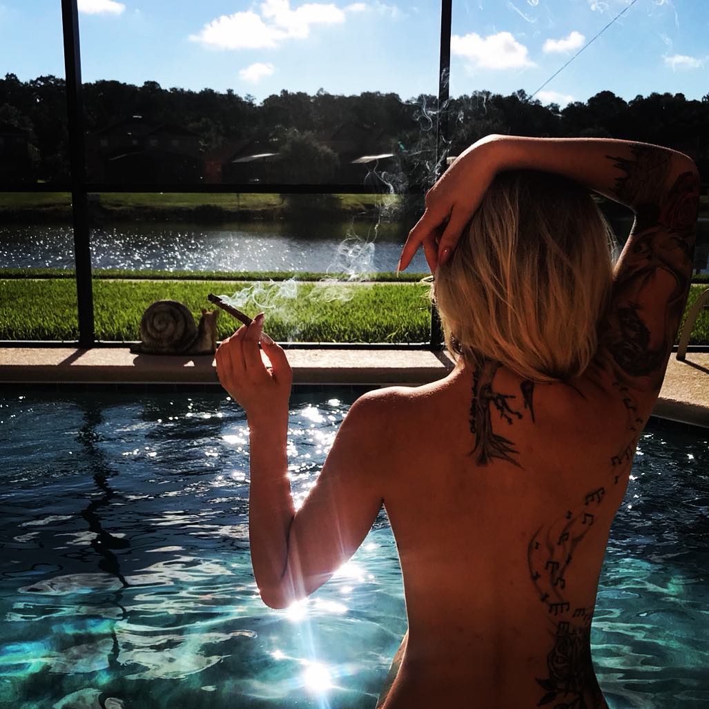 Chronic_Chicks's tweet image. This small chronic break is brought to you by miss_grey_13
Kahla Grey
ICS - Integrated Compliance Solutions 
Cannabis Banking Solutions💰
📚 Knowledge is power 
Normalize Marijuana 💨
🌎Published 
Muse ⌛️
AZ ➡️CA➡️NV
.
.
.
➡ Use #chronicchicks | #chronicstyle