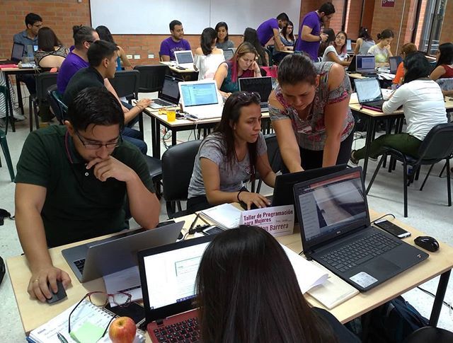 iam3mer's tweet image. Me encanta cuando los participantes se empoderan de las actividades y empiezan a colaborar con sus compañeros #womenintech #djangogirls #pythonpereira @djangogirlsco ift.tt/2Dgm58Z