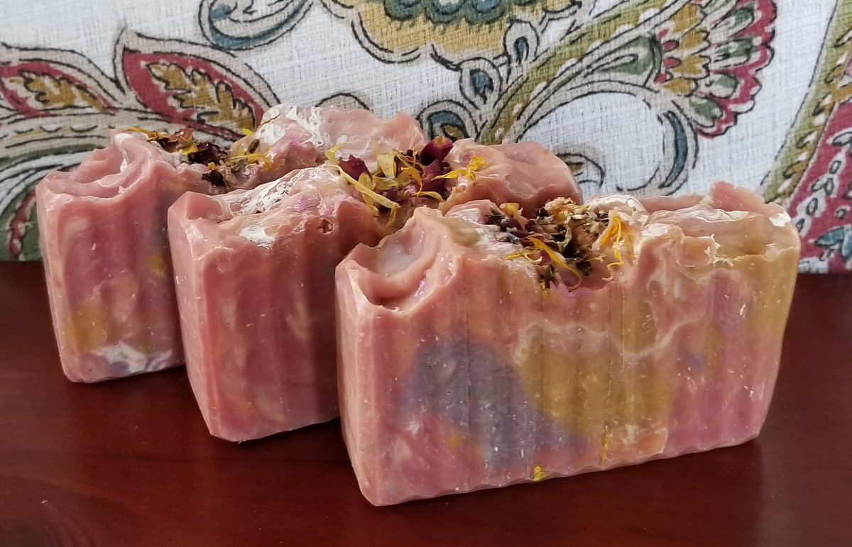 BreckenHillFarm's tweet photo. #buy2get1free this #WeekendDeal. Use Code #BUY2GET1 @ checkout. A few of the scents and #essentialoils offered. #pumpkin #LAVENDER #Rose #cedarwood #honey #citrus #bourbon #coffee #cottongrass #devious and many more coming Dec 1st.  
https://t.co/RrJ1I03sQJ https://t.co/mIyhuJkp1m