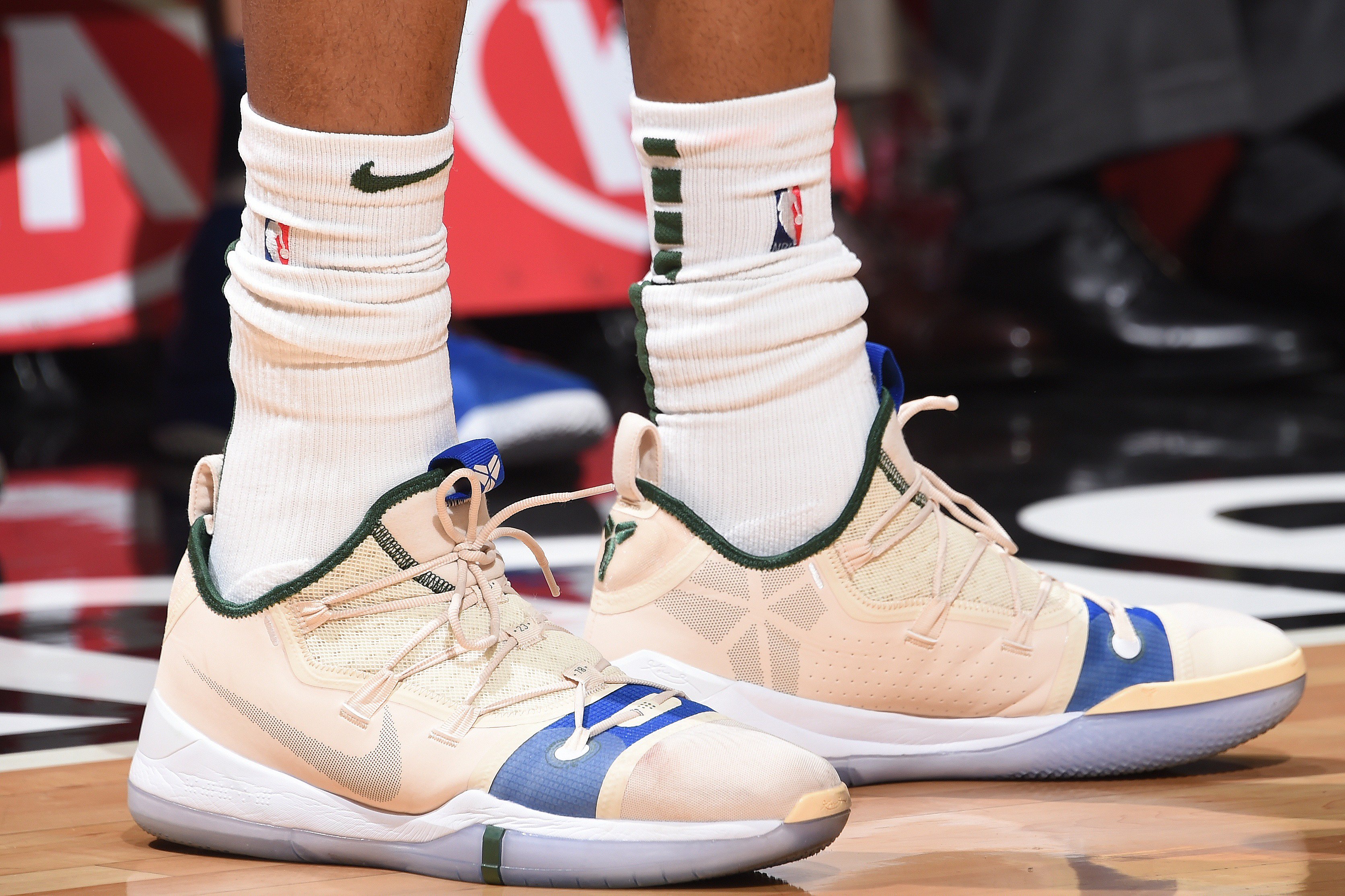 B R Kicks on X Giannis An34 with his clean player exclusive Nike Kobe A.D. against the Clippers https t opjPzAZWIj X