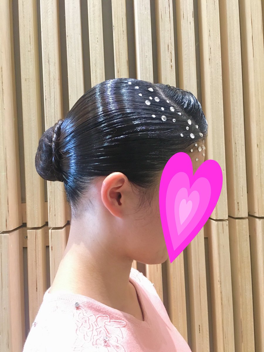 O Xrhsths まっきーのヘアアレンジ日記 Sto Twitter 上智3年 M あんこ 新しい髪飾り 良く光ってキラッキラです 髪飾りをお団子に沿わせたいということで 貝ではなく丸いシニヨンに バレエっぽくならないよう ねじりを這わせてみました 前髪は立たせて大きな