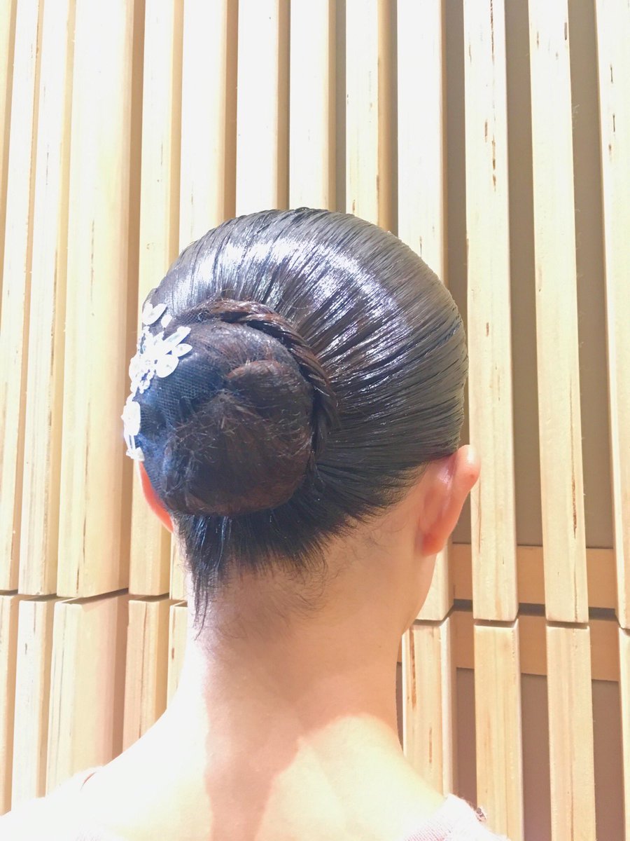 まっきーのヘアアレンジ日記 上智3年 M あんこ 新しい髪飾り 良く光ってキラッキラです 髪飾りをお団子に沿わせたいということで 貝ではなく丸いシニヨンに バレエっぽくならないよう ねじりを這わせてみました 前髪は立たせて大きなフィンガー