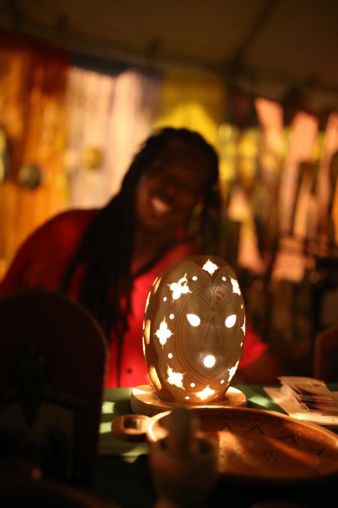 Frantzduval's tweet image. La première journée d'Artisanat en Fête s'achève, les lumières de Ronald Laratte illuminent le Parc Historique de la Canne à Sucre. Son travail sur la pierre est extraordinaire pour créer ces lanternes de pierre taillées dans la roche
