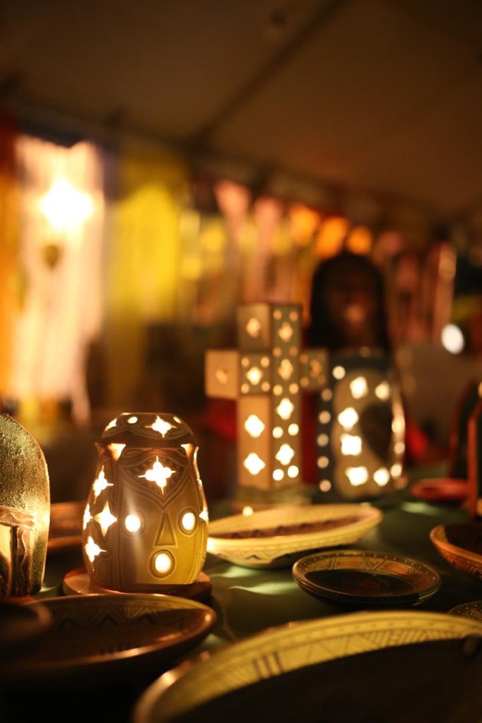 Frantzduval's tweet image. La première journée d'Artisanat en Fête s'achève, les lumières de Ronald Laratte illuminent le Parc Historique de la Canne à Sucre. Son travail sur la pierre est extraordinaire pour créer ces lanternes de pierre taillées dans la roche