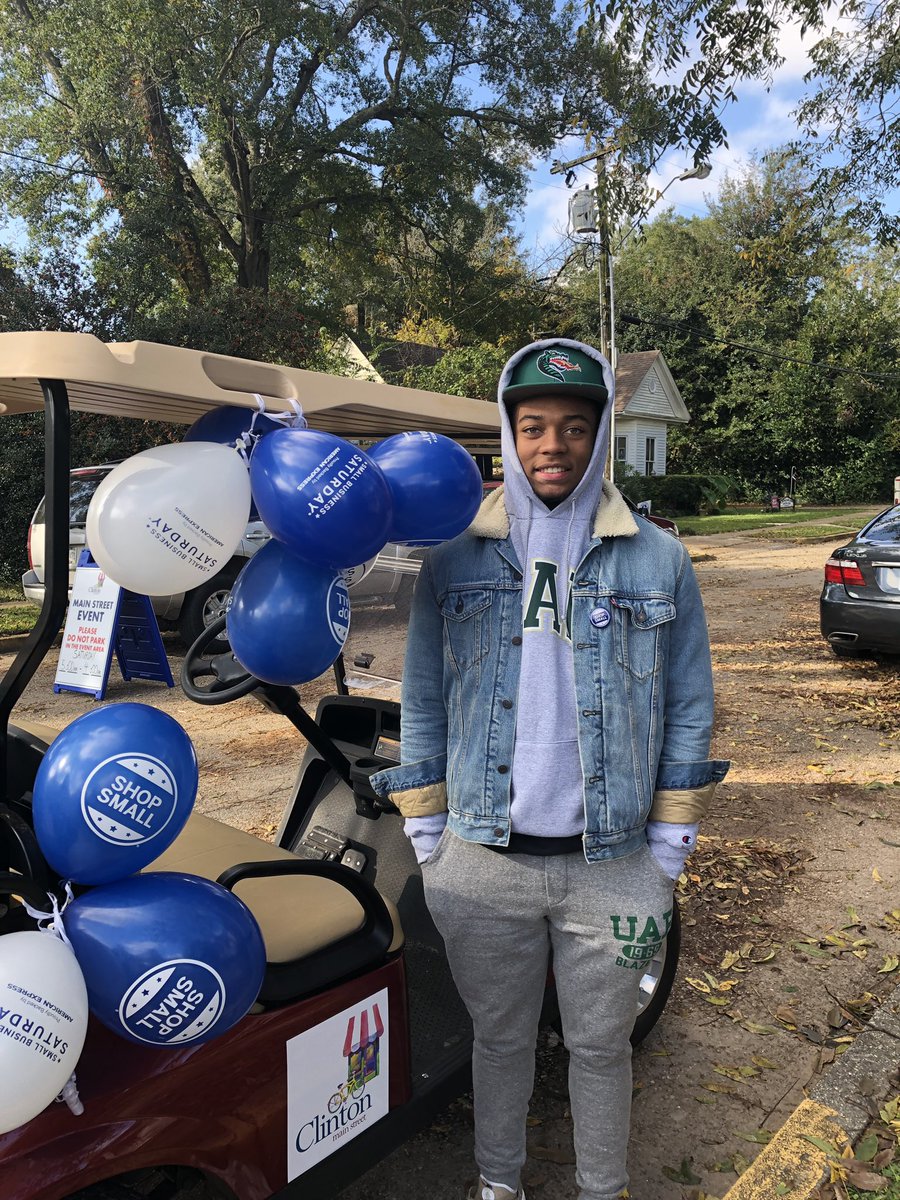 only1cj_2's tweet photo. Had a great time working with OLD TOWNE HOLIDAY MARKET...Holiday Season is here, Come on down and get your Christmas π goodies. #communityservice #OldTowneHolidayMarket #NationalHonorSociety
#ShopClinton https://t.co/oyorjNkO2m