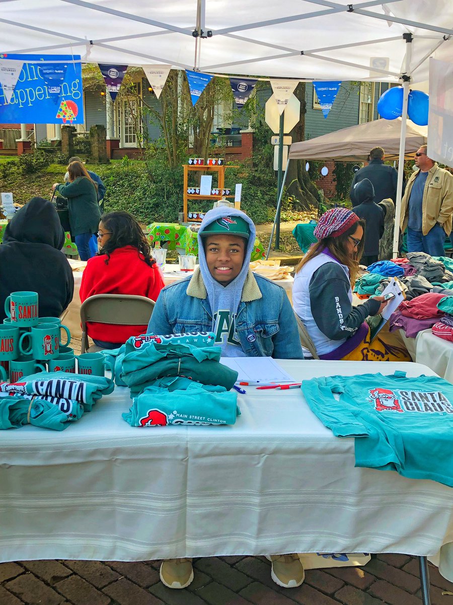 only1cj_2's tweet photo. Had a great time working with OLD TOWNE HOLIDAY MARKET...Holiday Season is here, Come on down and get your Christmas π goodies. #communityservice #OldTowneHolidayMarket #NationalHonorSociety
#ShopClinton https://t.co/oyorjNkO2m