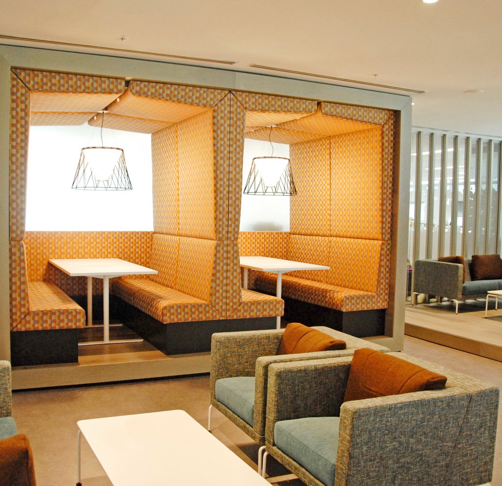 SatelightDesign's tweet image. Create smaller  spaces by creating meeting booths.  Our Facet lights suspend within Metro Trains&apos; office in Melbourne.

#lightingproject #officelighting #officedesign #officeinterior #workspace #meetingarea #booths #wire #pendantlights #interiordesign #lighting #lights