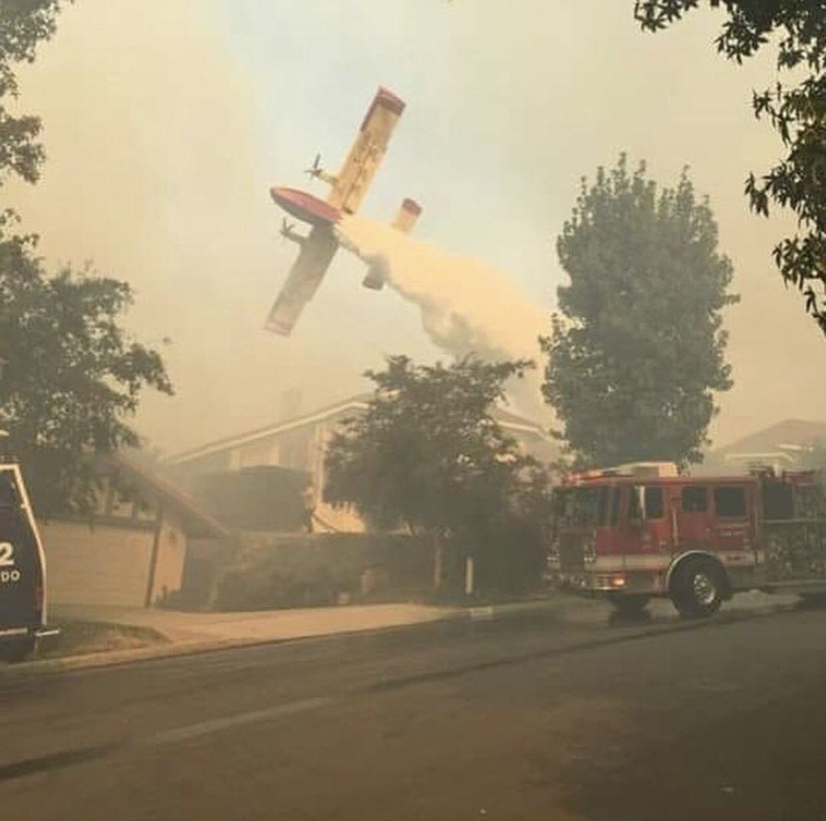 PThienes's tweet photo. #heroes #Woolseyfire #prayforThousandOaks ❤️🇺🇸🙏🏼❤️ https://t.co/TaeFWmNaam