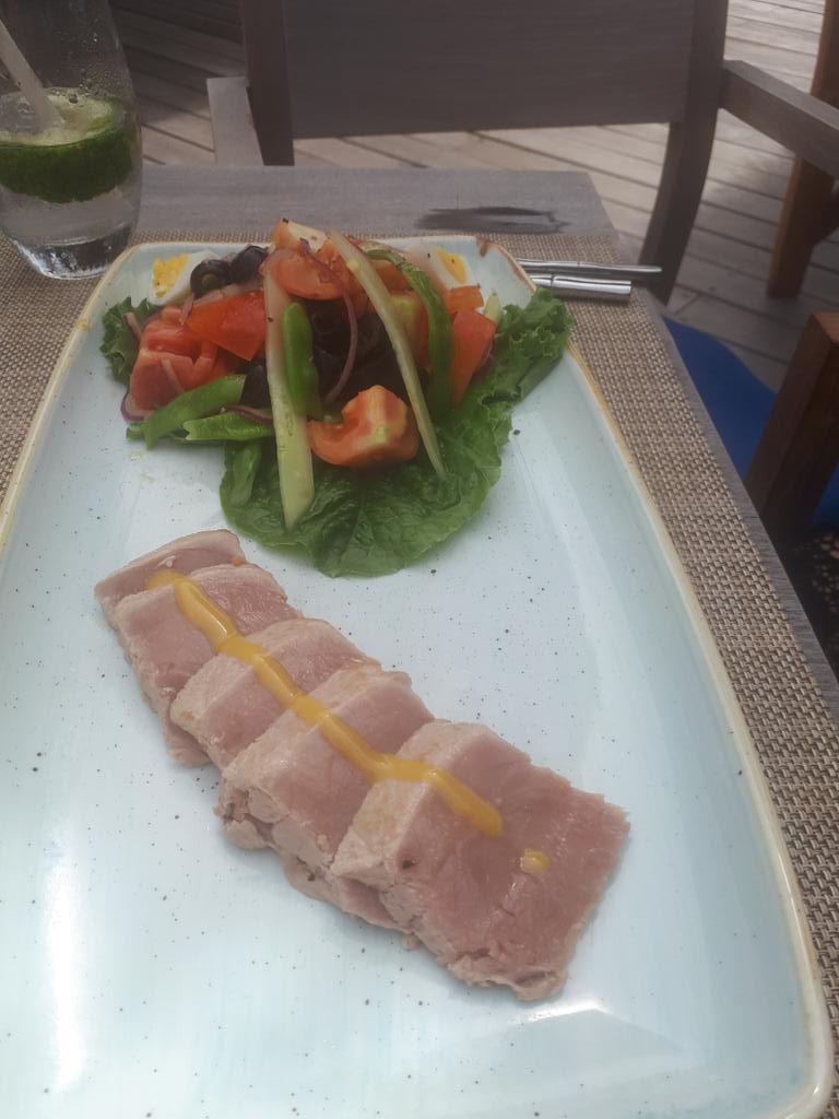 Pigsyinspace's tweet photo. Tuna time in #BasilsBar #Mustique https://t.co/rFkGsFuAum