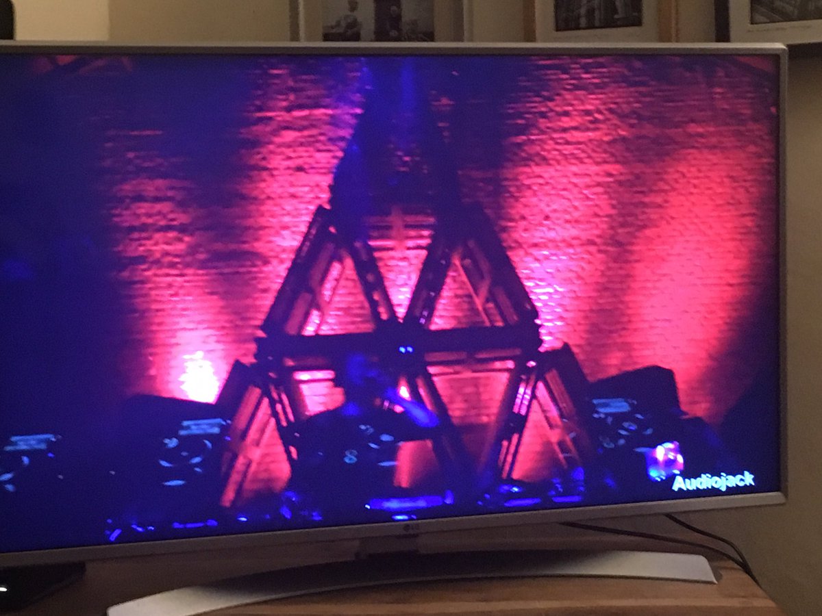 BanjoLoder's tweet image. .@weareAudiojack watching YouTube enjoying the Ressonância video 👍 a year old but sounding ace.