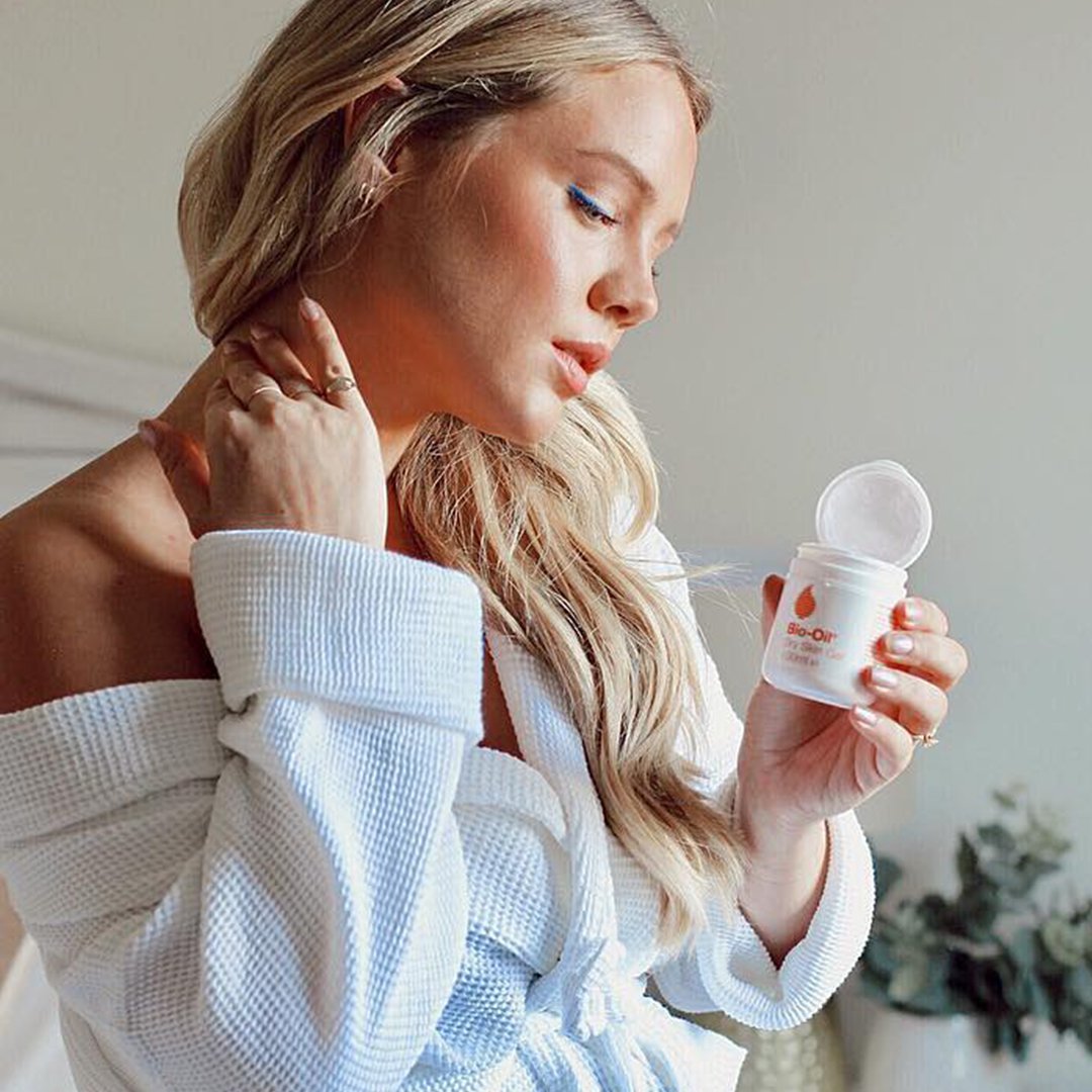 Over on her Instagram profile, Elanna McGowan shares how our new Dry Skin Gel has become an integral part of her autumn/winter routine. As the weather changes, so should our skincare routine. It’s time to lock in the moisture. bit.ly/2qtMx7e