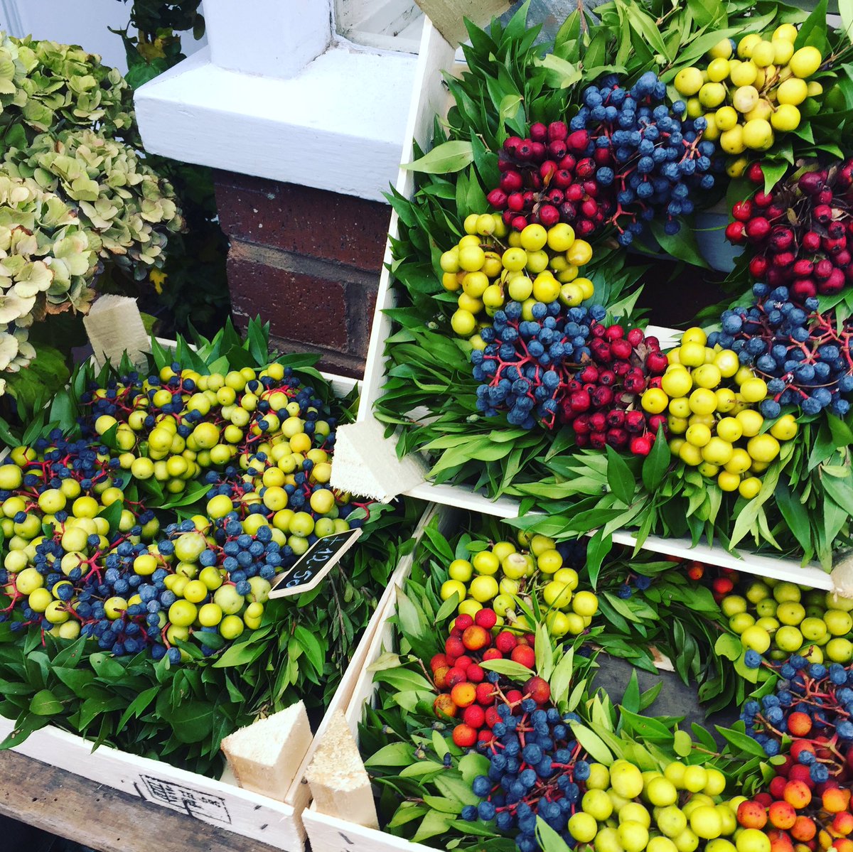 Sunday opening hours today 10-2 grab one of these beauties before they’re gone £12.50 #autumndoorwreaths #blueflorist