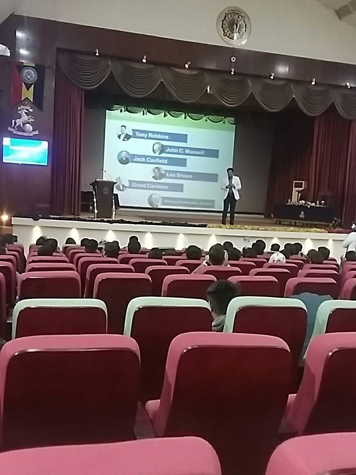 jawariajamil928's tweet photo. First international Transformational pakistani couch...Sir Nouman Khan Azeemi
 #LiftPk18 https://t.co/xIgiPgNu1M