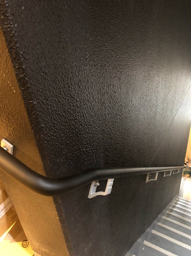 ヤマザキ 株式会社 Auf Twitter 階段手摺oy 34 Y 60型 ﾊﾝﾄﾞﾚｰﾙ 丸型 34 Yk 04ﾌﾞﾗｯｸ東京都文京区某マンション現場階段手摺 施工例です 黒の壁に黒の手摺 今回は規制品のままでが壁からの持ち出し支持ﾌﾞﾗｹｯﾄは 特注にて塗装も承ります 別途費用 通常より要納期