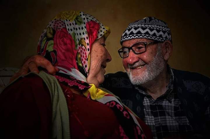 Ben sözcükleri sevmem.
İnsan birini sevdi mi;
Yapabileceği en iyi şey onu göstermektir.

Emile Zola.

Guzel bir Pazar olması umuduyla
Sevgiyle kalın..